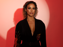 Confirmada no Lollapalooza Brasil 2026, Bruna Strait se junta a Carola no lançamento de “Beautiful Time”