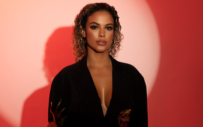 Confirmada no Lollapalooza Brasil 2026, Bruna Strait se junta a Carola no lançamento de “Beautiful Time”