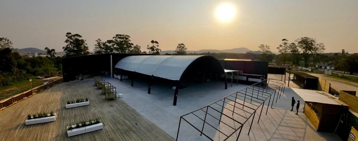 Com vista para o mar, Dhun Club ganha força na cena eletrônica catarinense com proposta que une música, conforto e lifestyle