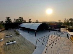 Com vista para o mar, Dhun Club ganha força na cena eletrônica catarinense com proposta que une música, conforto e lifestyle