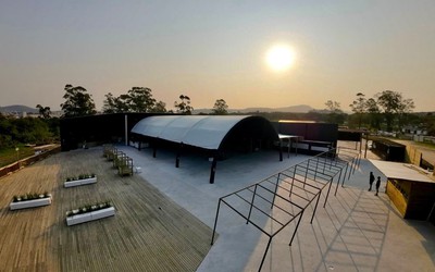 Com vista para o mar, Dhun Club ganha força na cena eletrônica catarinense com proposta que une música, conforto e lifestyle