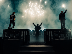 "Happiness Is So Sad": explicando o paradoxo por trás do novo single do Swedish House Mafia