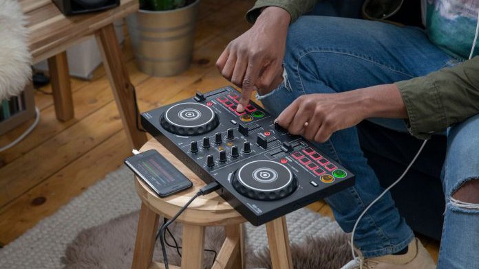 DDJ-200 é a controladora inteligente da Pioneer para iniciantes