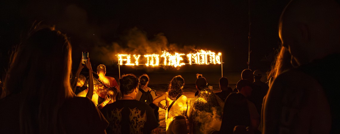 Você trocaria o réveillon de sua cidade por um festival de 5 dias numa ilha na Tailândia? Conheça a magia do Fly To The Moon!