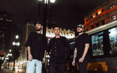 Meca, Julio Torres e Sarria lançam “Lost in the 90s”, faixa que resgata a estética da house music noventista