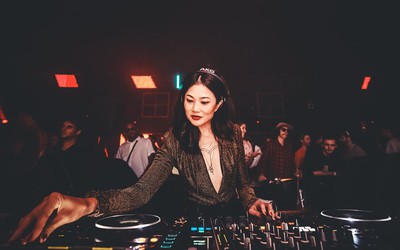 Eli Iwasa é uma das estrelas da nova campanha da cerveja Beck’s, ao lado de artistas como Chay Suede e Bruna Linzmayer
