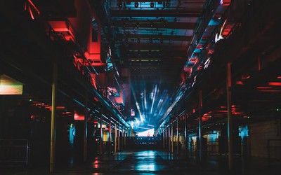 Clube britânico Printworks anuncia reabertura com foco na música e sem permissão de celulares