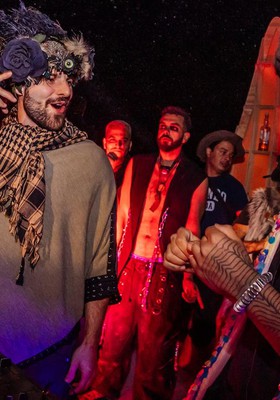 O DJ "gringo" sempre vale mais? O que a discussão sobre cachês revela sobre a lógica da cena brasileira