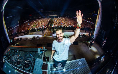 Alok toca 3 IDs de novo álbum no Untold Festival e pede amor aos indígenas