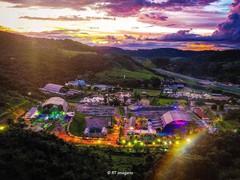 O maior carnaval eletrônico do Brasil: Ame Laroc Festival retorna em 1 mês com Above & Beyond, Steve Angello, Miss Monique, Dom Dolla e muito mais