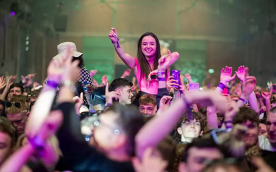 Mais de 3 mil pessoas participam de festa em Liverpool sem distanciamento nem máscara