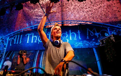 Tomorrowland presta homenagem aos 3 anos de morte de Avicii