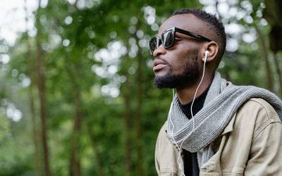 Pesquisa revela que 85% das pessoas no Reino Unido buscam manter sua saúde mental através da música