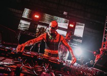 15 anos de Carlos Capslock: como uma piada entre amigos virou uma das festas mais importantes de São Paulo