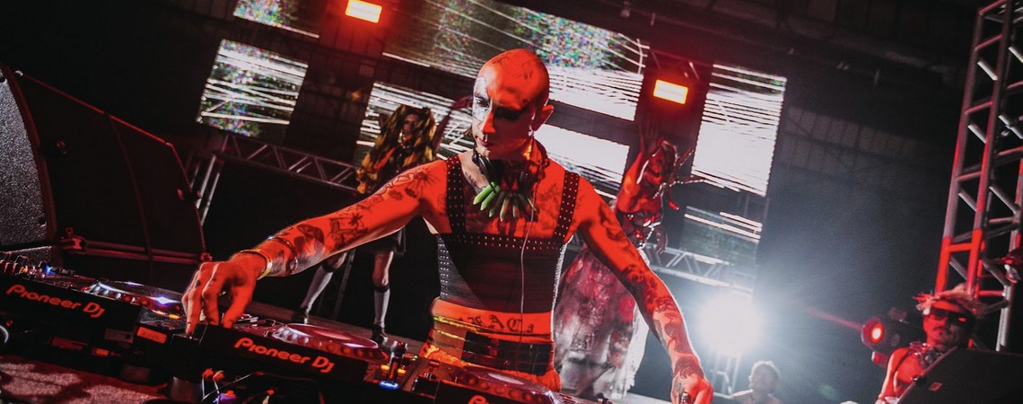 15 anos de Carlos Capslock: como uma piada entre amigos virou uma das festas mais importantes de São Paulo