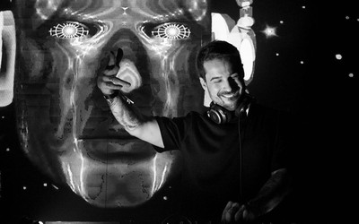 Descubra quem é CATTORZE, DJ que divide a carreira na medicina e na música