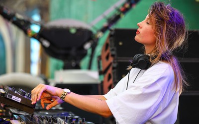 A marca de Charlotte de Witte, KNTXT, se une à marca de moda Filling Pieces, com sede em Amsterdã, para lançar uma coleção exclusiva