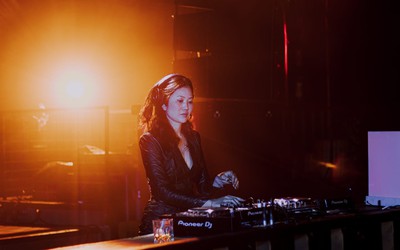 Eleita a 2ª melhor DJ do Brasil, Eli Iwasa fecha 2020 com projetos inovadores