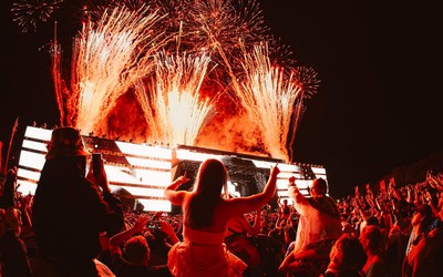 Creamfields comemora 30 anos da marca com show na catedral de Liverpool