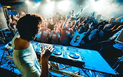 Novo estudo mostra que raves e psicodélicos juntos facilitam no desenvolvimento de relações pró-sociais