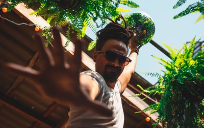 Diário de viagem do DJ Glen inclui suporte do DJ Snake, intervenção do Tiësto, tour gringa e mais