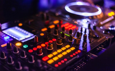 Equipamento de DJs ficam mais caros e enfrentam escassez de componentes, afirma relatório