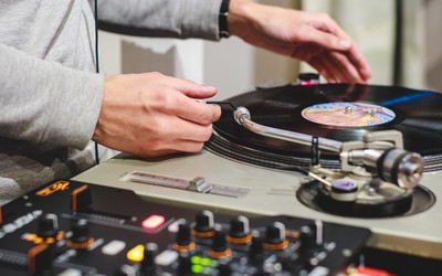 Veja ferramenta que descobre música de maior sucesso no dia em que você nasceu