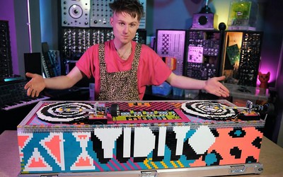 Artista constrói decks funcionais de DJ feitos inteiramente de Lego