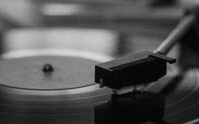 Conheça a história do disco de vinil, responsável por moldar a indústria da música