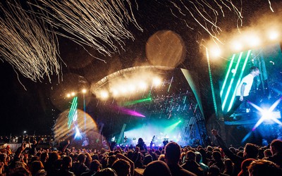 10 mil pessoas sem máscaras e distanciamento participaram de evento-piloto em festival no Reino Unido
