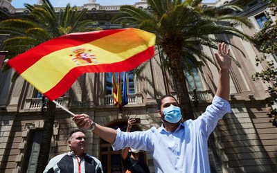 Espanha retira obrigatoriedade de máscara nas ruas e reabre clubes