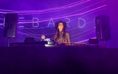 DJ, advogada e inspiração feminina: como Fe Bardi estreou como produtora em coletânea de gigante da música eletrônica
