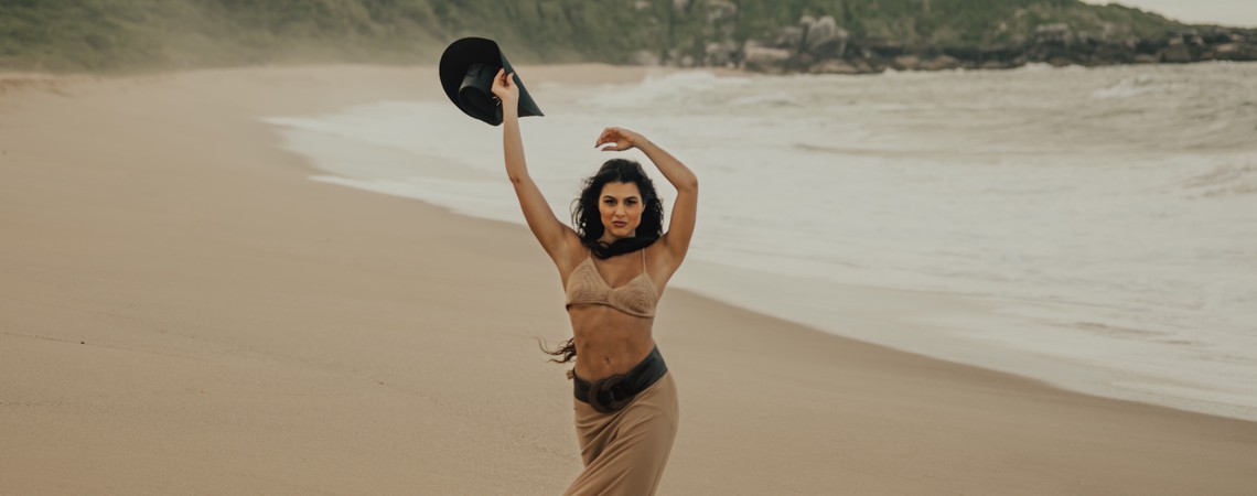 “O árabe me conecta ao invisível, o tribal ao corpo, o flamenco à emoção”: a energia sonora de Giovanna Zattar