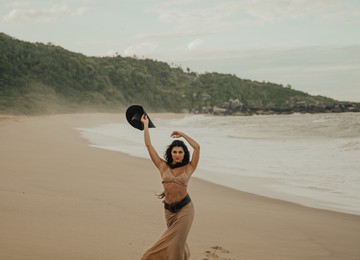 “O árabe me conecta ao invisível, o tribal ao corpo, o flamenco à emoção”: a energia sonora de Giovanna Zattar