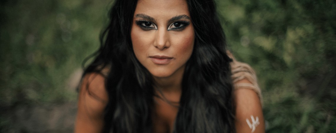 Giovanna Zattar transforma ancestralidade libanesa em ritual eletrônico com “Zafira”, em estreia pela Sol Selectas