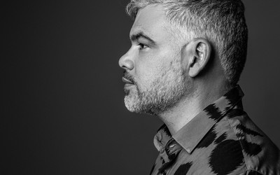 “Tempo”: Leo Janeiro transforma 30 anos de pista em álbum maduro e vibrante