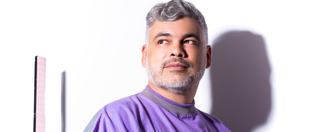 Com direito a “fluteboxing” e batida de funk, Leo Janeiro lança o EP “Carioca Flute / Som Na Caixa”