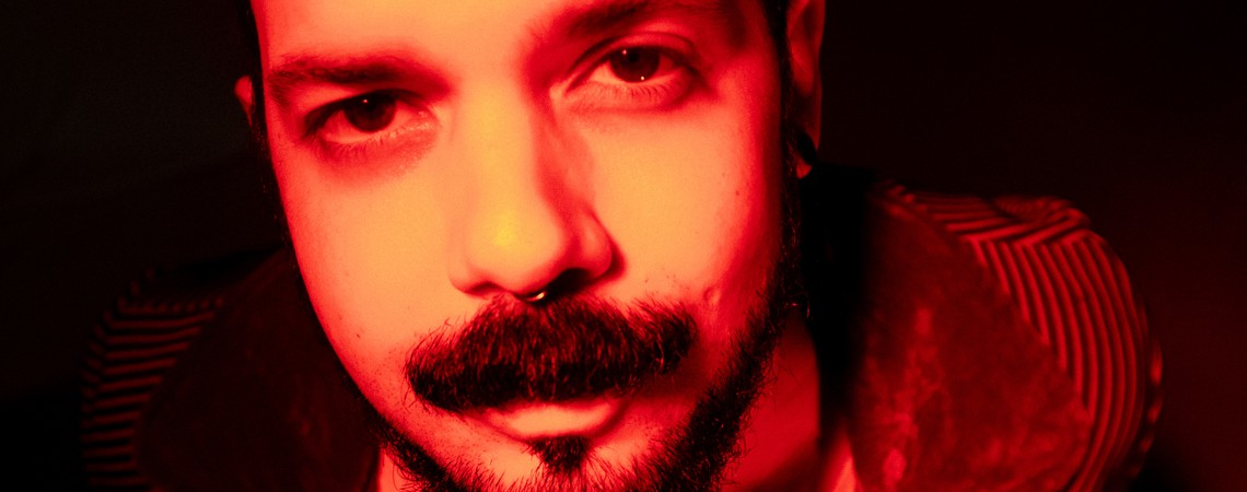 Do rock à house, do manguebeat à disco: o caldeirão cultural do pernambucano Infa Vermelho