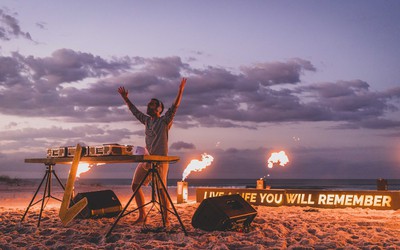 Lucce apresenta set autoral de tirar o fôlego em Arraial do Cabo; assista "Dawn in Paradise"