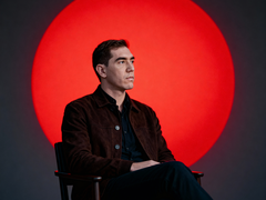 Groove, guitarras e pegada Disco: Nato Medrado estreia na CONTROVERSIA com "I Will Pray For You"