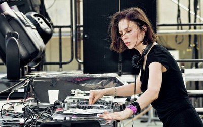 Nina Kraviz em set que inclui músicas exclusivas para o jogo Cyberpunk 2077