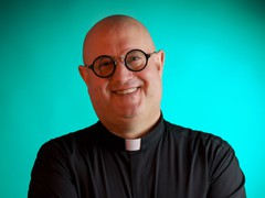 Padre Guilherme: quando a pista e a Música Eletrônica se tornam um instrumento para a paz