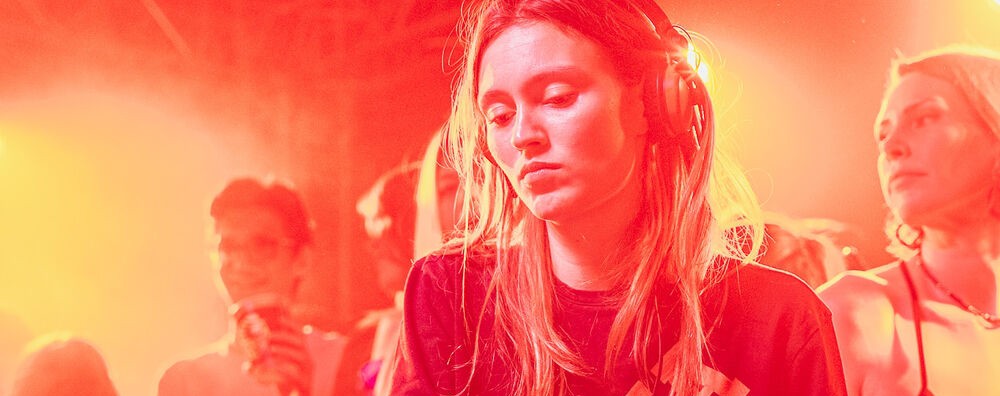 Paloma, filha de Bob Sinclar, estreia no Brasil como DJ na Posh Interlagos GP Official Party