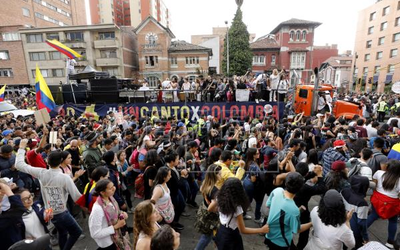 Colombianos fazem protesto nas ruas do país com música eletrônica