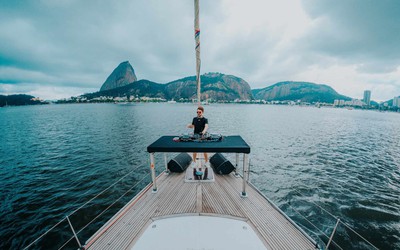 Reezer apresenta “Chasing Views” #5 em um veleiro na Baía de Guanabara