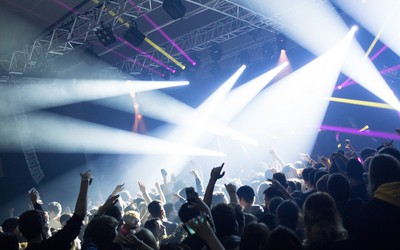 Novo documentário conta os mais de 30 anos da cultura rave no Reino Unido