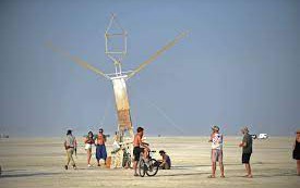 Evento não oficial do Burning Man atrai cerca de 20 mil pessoas