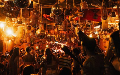 Safari Beach Jurerê destaca protagonismo feminino em festa com line-up formado apenas por mulheres neste sábado