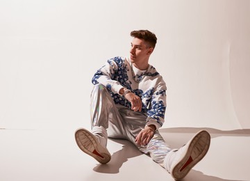 “Muda o peso, não o caminho”, revela Schutzer sobre estreia na gravadora de Martin Garrix e momento na carreira