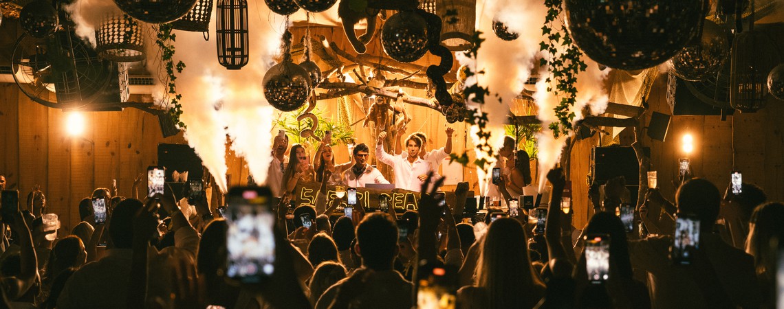 Safari Beach Jurerê celebra Réveillon 2026 com experiência premium à beira-mar